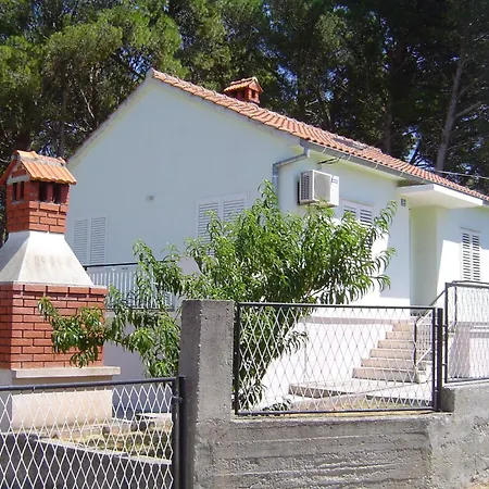 Haus In Ugljan Mit Terrasse, Garten Und Grill Ferienhaus *